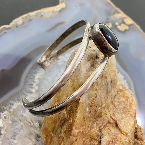 Signed Vintage Native American Sterling Oval Onyx Split Shank Bracelet For Women - Picture 5 of 10